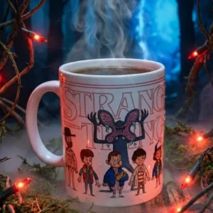 Esta es una imagen de una taza personalizada con la serie Stranger Things blanca de 12 OZ